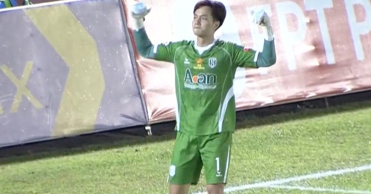 Trò cưng thầy Kim cản phá penalty, đẩy cựu vương V.League vào "vòng xoáy nguy hiểm