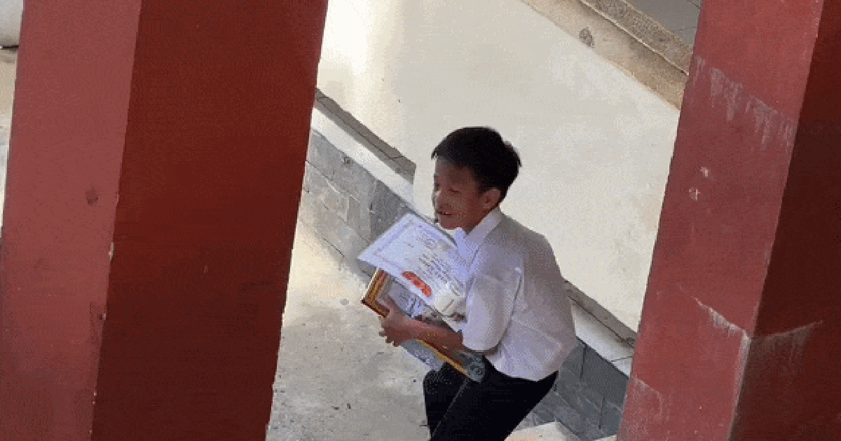 Video ngày bế giảng của học sinh tiểu học khiến nhiều người đồng cảm: : “Đúng là sức nặng của tri thức
