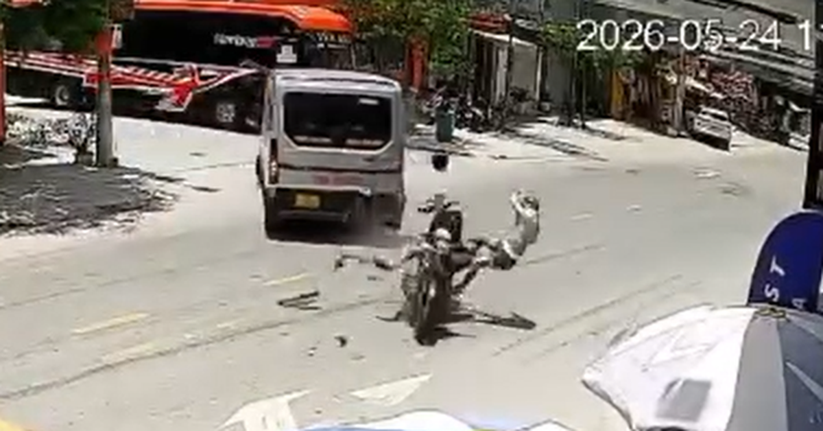 Hai thanh niên đi xe máy bay lên không trung sau khi tông xe 9 chỗ