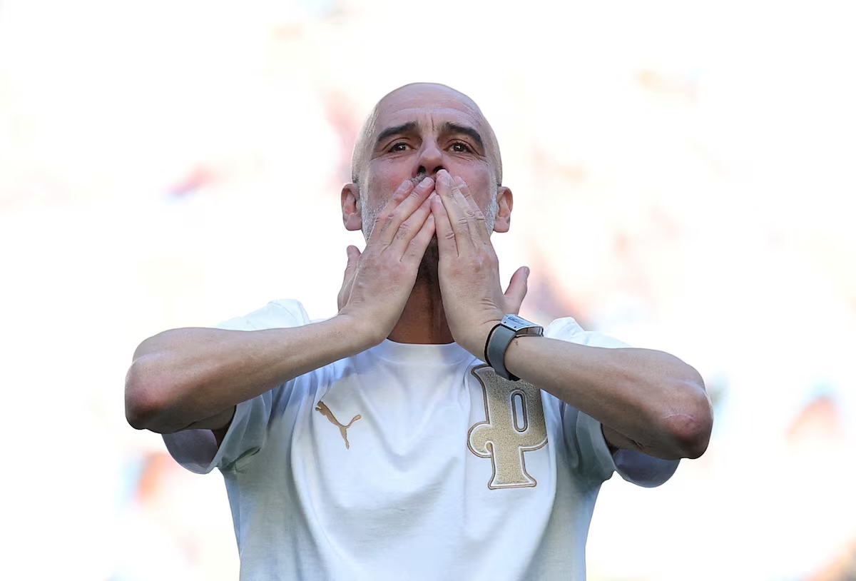Pep Guardiola nén nước mắt trong ngày chia tay Man City