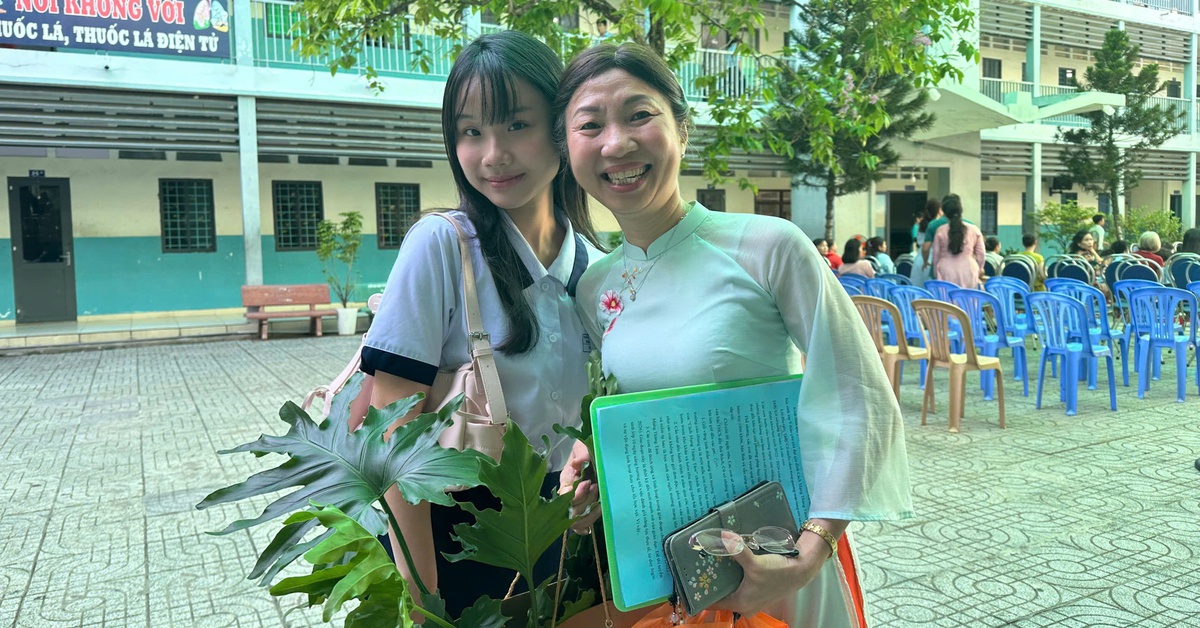 Con gái ca sĩ Thu Phượng năng nổ tiếp sức mùa thi