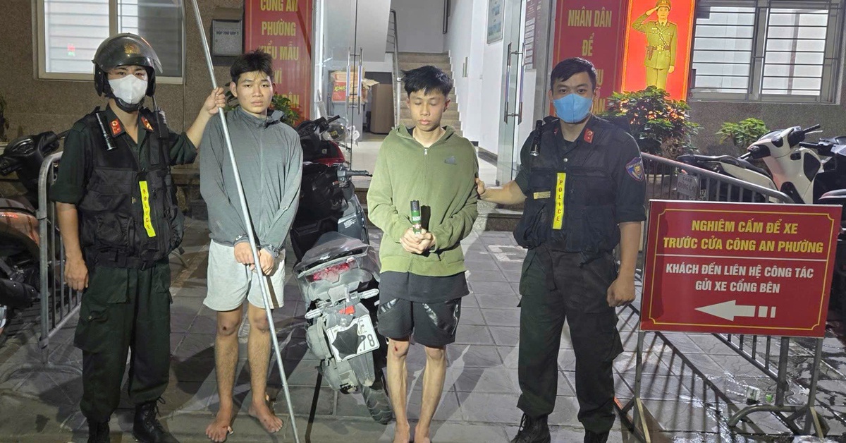 Nhóm thanh niên cầm hung khí lạng lách, ném vỏ chai, xit hơi cay vào cảnh sát