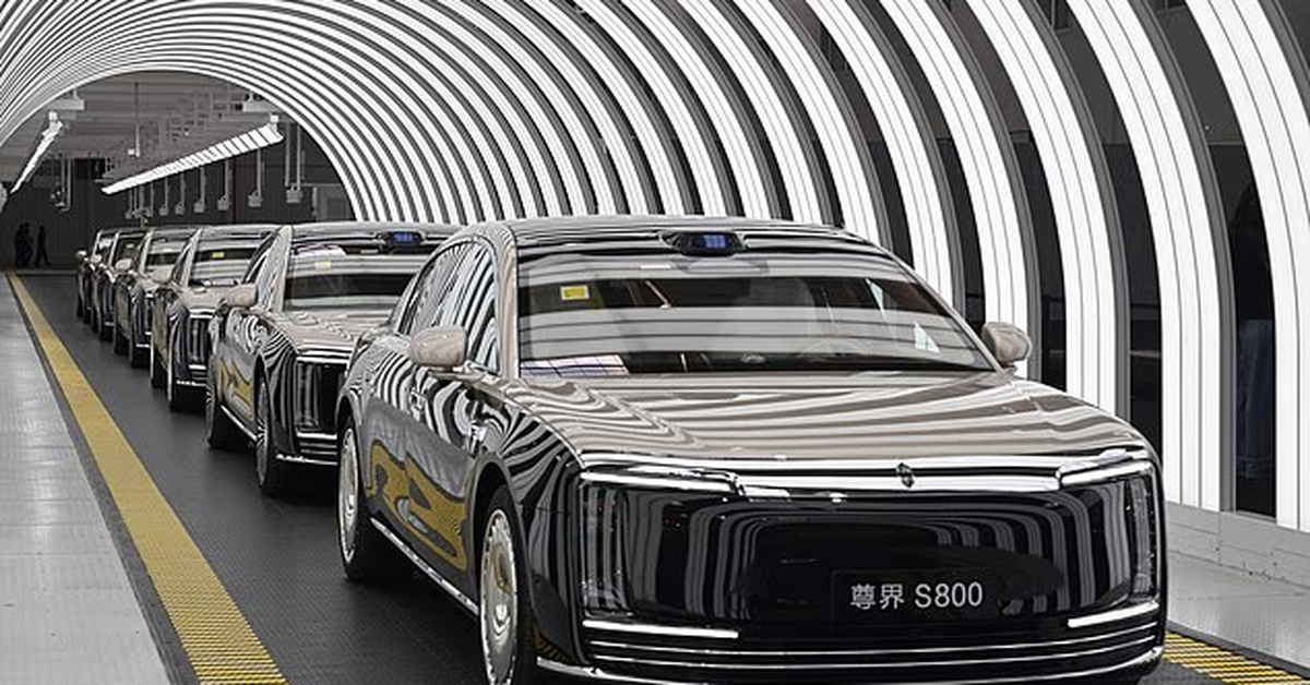 Câu trả lời của Trung Quốc cho Rolls-Royce bằng chiếc xe dát vàng 130.000 USD