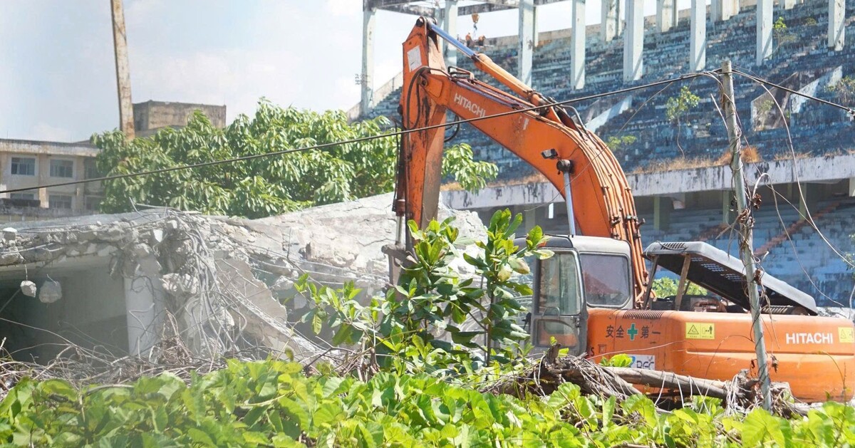 Cận cảnh tháo dỡ sân vận động Chi Lăng sau 12 năm vướng đại án