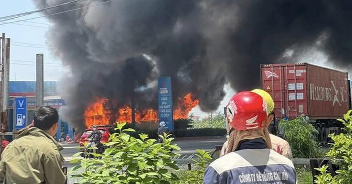Hai xe ô tô 45 chỗ cháy ngùn ngụt trước cây xăng