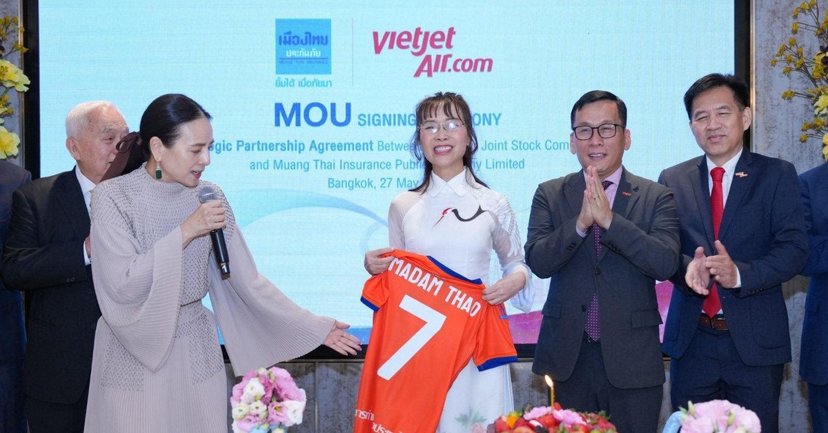 Tiến sĩ Nguyễn Thị Phương Thảo bắt tay Madam Pang