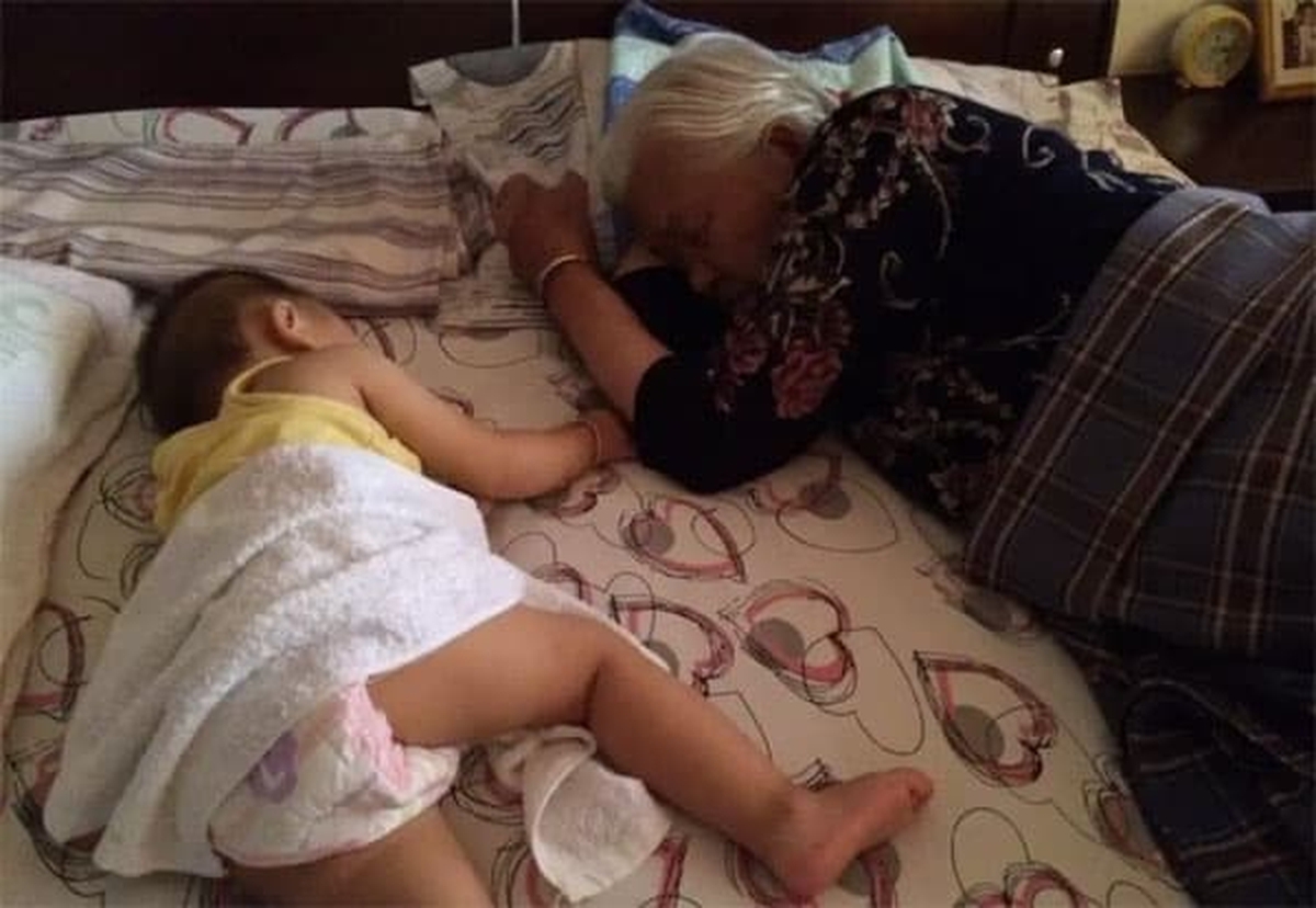 Trẻ ngủ với mẹ và bà: Khác biệt ra sao, ảnh hưởng thế nào?