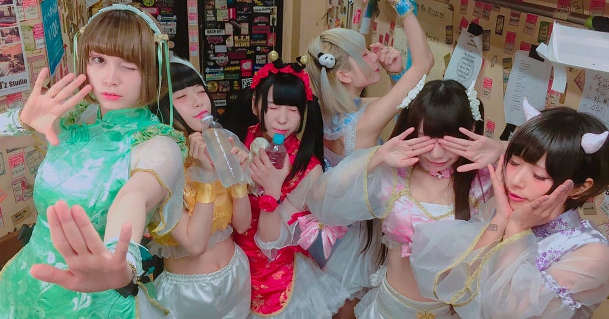 Nữ idol Nhật Bản gây bão mạng vì cho fan ngửi nách sau biểu diễn, hé lộ góc khuất khắc nghiệt của giới underground