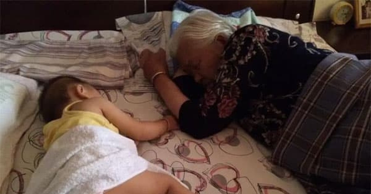 Trẻ "ngủ với mẹ" và trẻ "ngủ với bà" khác nhau thế nào? Ảnh hưởng nặng nề hơn chúng ta vẫn nghĩ