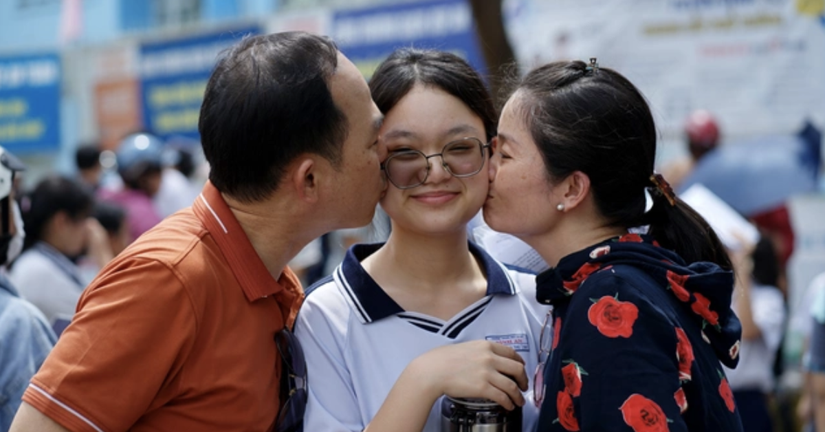 3 thứ phụ huynh EQ cao mang theo khi đưa con đi thi lớp 10