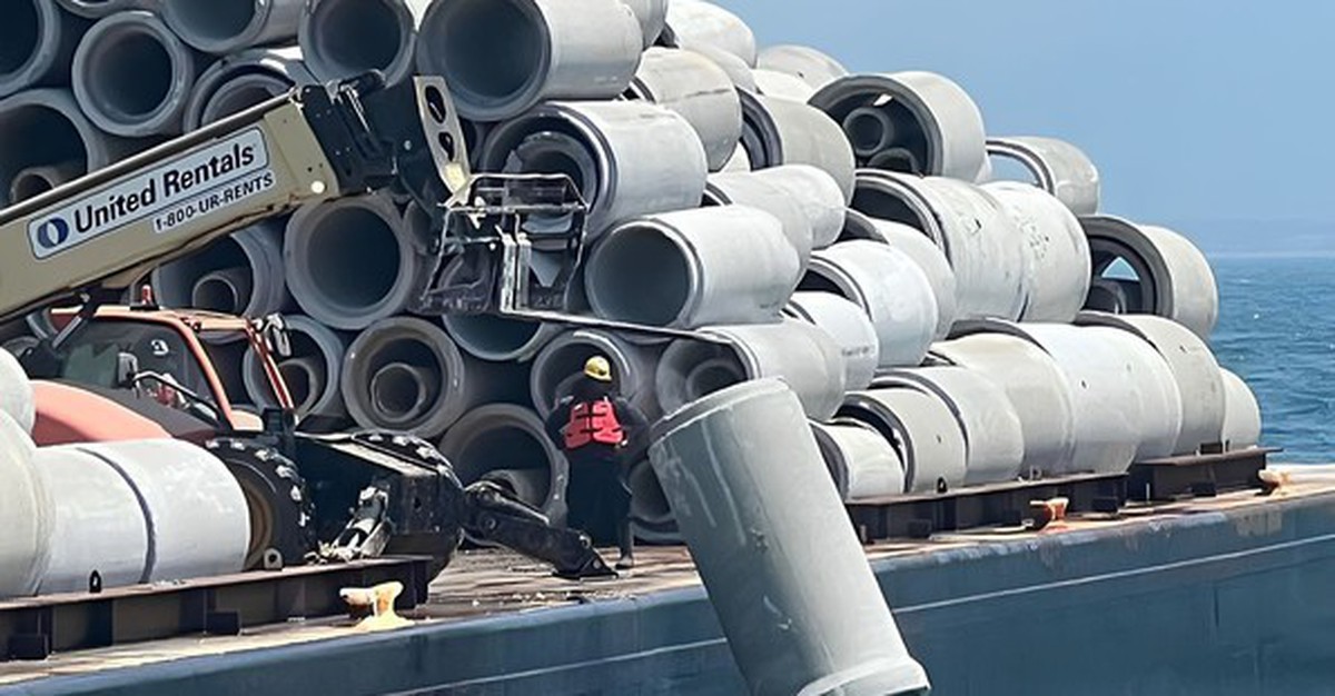 Phát hiện 68 sà lan đã đổ 80.000 tấn bê tông từ một cây cầu bị phá hủy xuống đáy biển, tạo nên cả một hệ sinh thái đặc biệt dưới đại dương