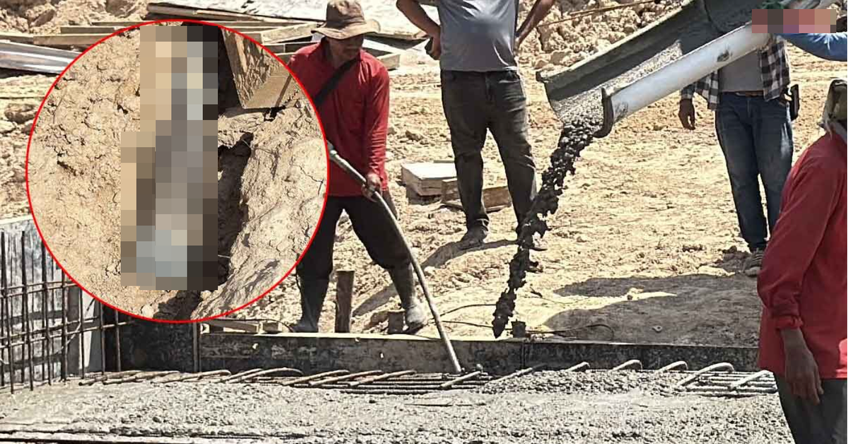 Đang đứng cạnh xe trộn bê tông, thợ hồ bỗng phát hiện thứ rơi ra bên dưới: Vừa nhìn kỹ đã vội tháo chạy