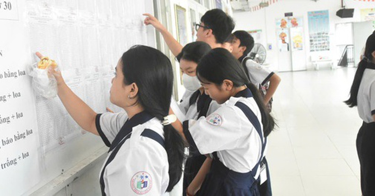 Hình ảnh thí sinh TPHCM hồi hộp làm thủ tục dự thi lớp 10: Kỳ thi quy mô lớn chưa từng có