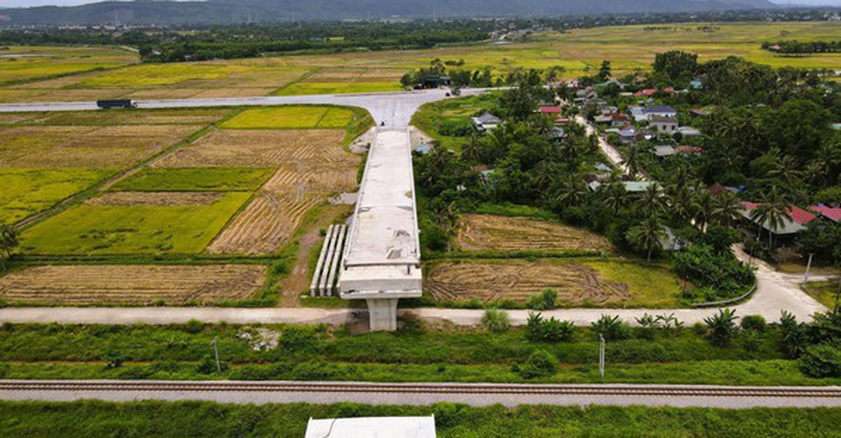 Vì sao cầu vượt đường sắt Bắc - Nam thuộc dự án 442 tỉ đồng ở Thanh Hóa dừng thi công?
