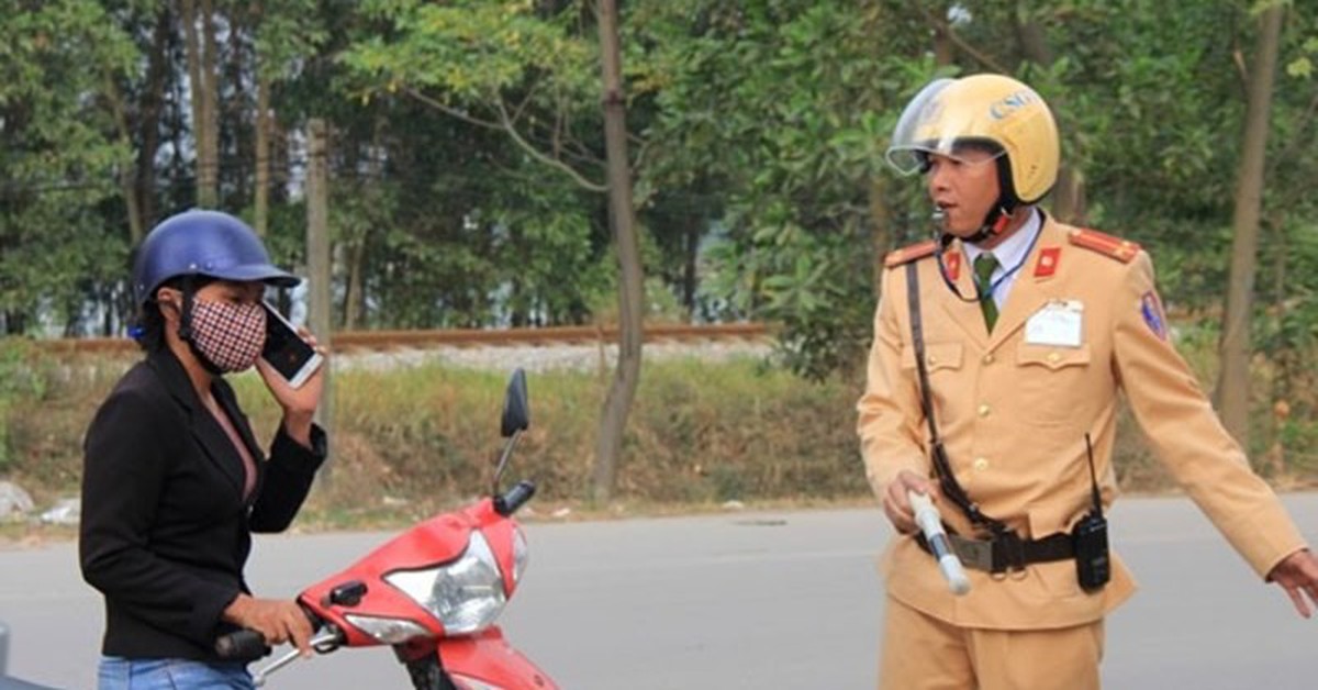 Mức phạt lỗi dùng điện thoại khi lái xe mới nhất 2026 đối với tất cả các loại xe, tài xế chú ý
