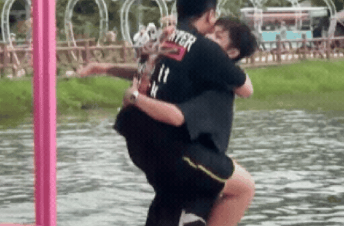 Vừa bước chân lên Flyboard vài giây, hai người đàn ông ôm nhau chìm thẳng xuống nước