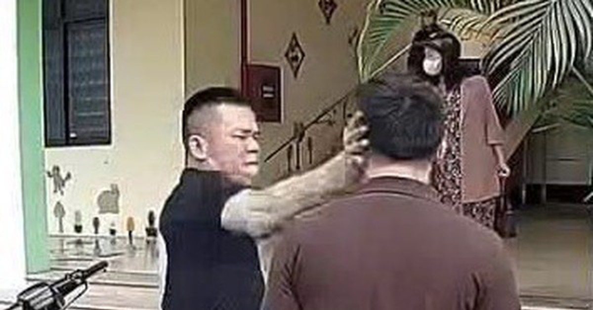 VIDEO: Tài xế xe ô tô bị phụ huynh tát vào mặt tại trường mầm non