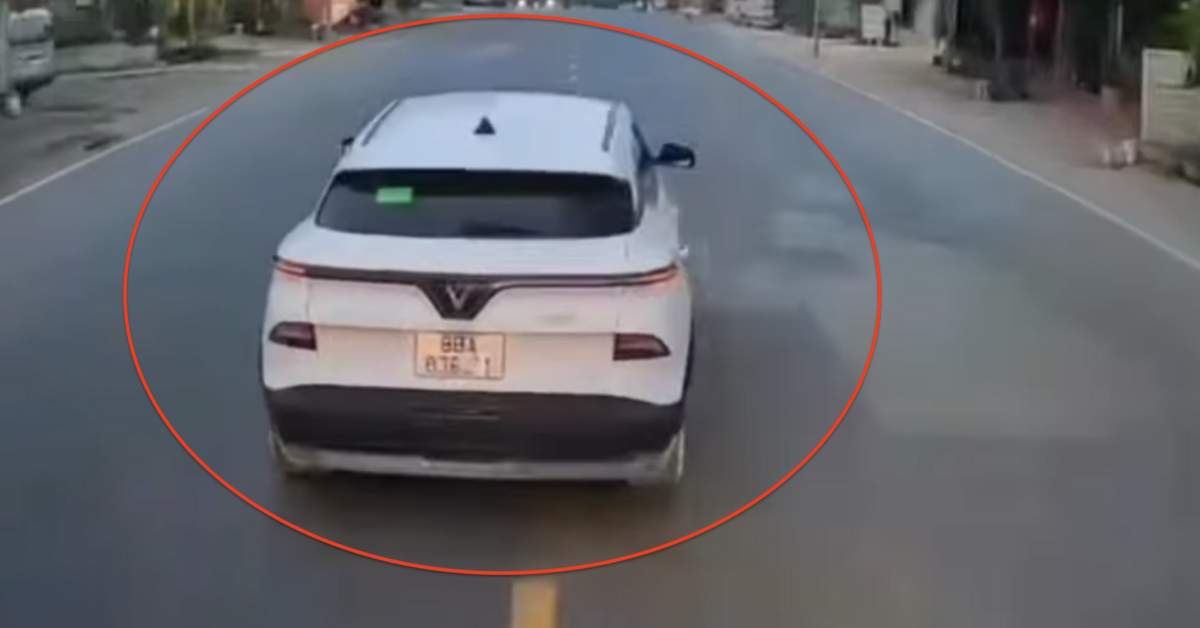 Lái ô tô lạng lách trên đường, tài xế bị phạt 45 triệu, tước giấy phép 11 tháng