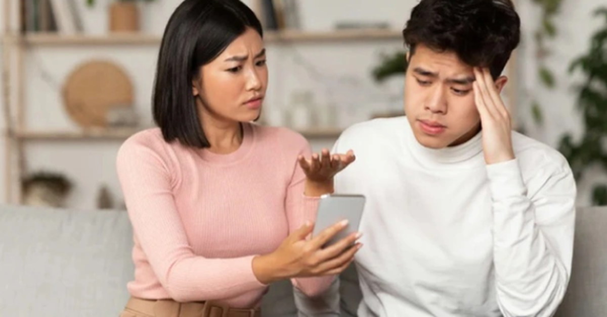 Bắt gặp chồng nhắn tin với người phụ nữ lúc 2 giờ sáng, tôi đã làm điều mình chưa từng nghĩ tới