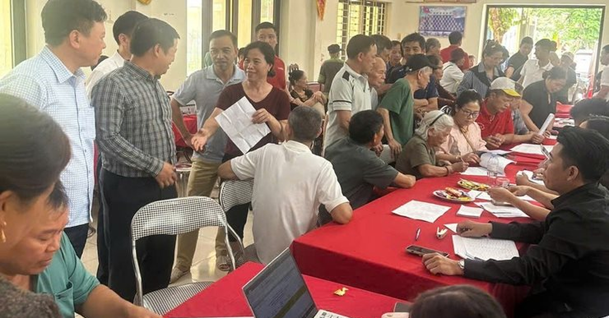 Người dân đổ về nhà văn hóa nhận tiền đền bù đất tại tại siêu dự án 925.000 tỷ đồng có sân vận động lớn nhất hành tinh