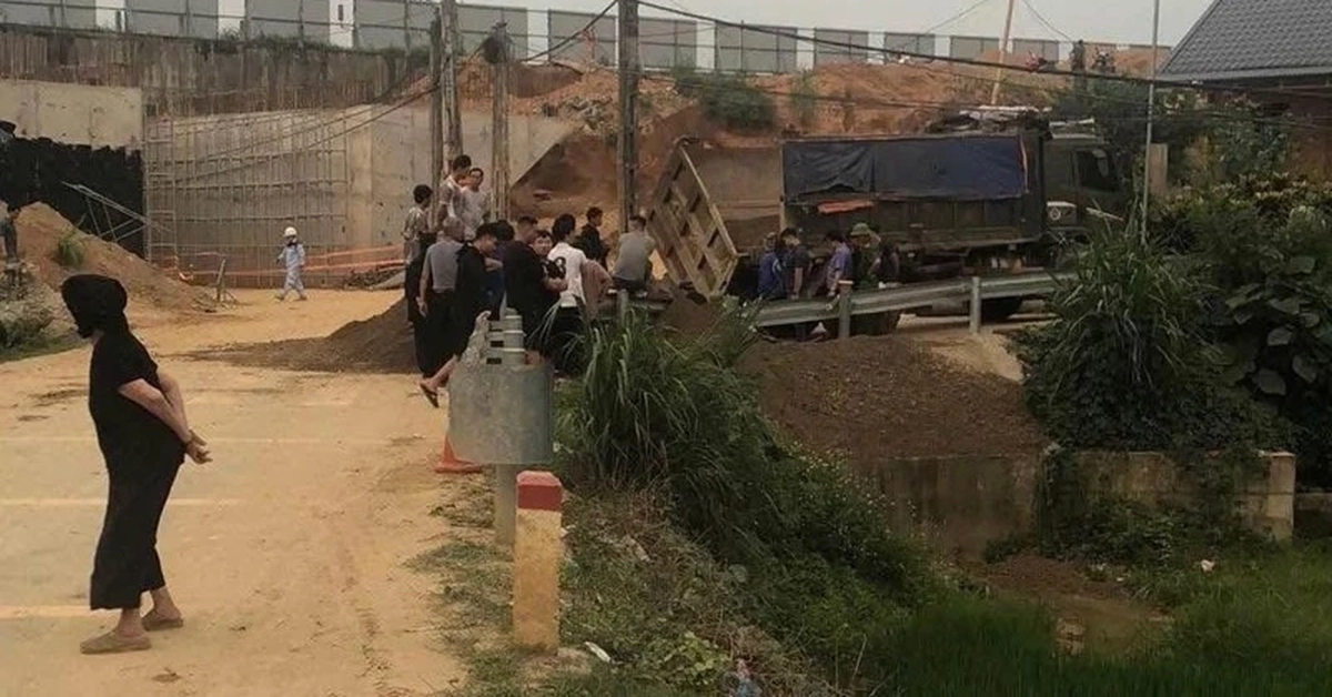 Xe tải đổ nghiêng đè bé trai 7 tuổi tử vong