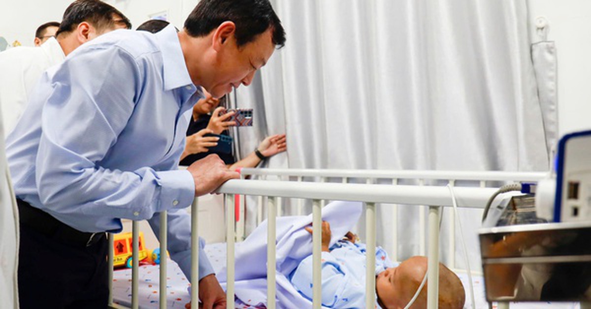 Thứ trưởng Bộ Y tế thăm bé trai 2 tuổi bị bạo hành