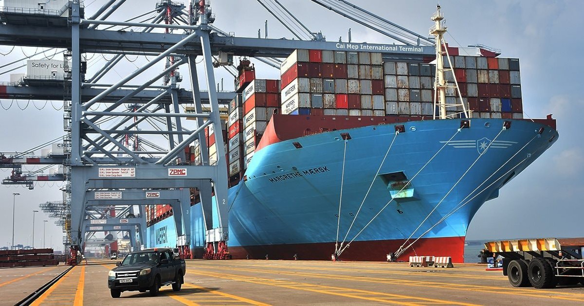 Khoảnh khắc Việt Nam lần đầu tiên đón siêu tàu container lớn nhất thế giới, dài gấp 5 lần máy bay Airbus A380 cập cảng
