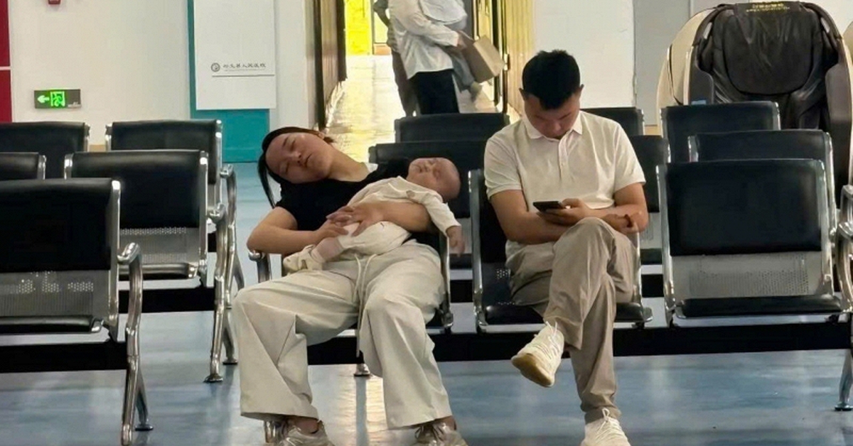 Ảnh bệnh viện gây sốt: Cha mẹ đồng hành cùng con ốm được dân mạng khen