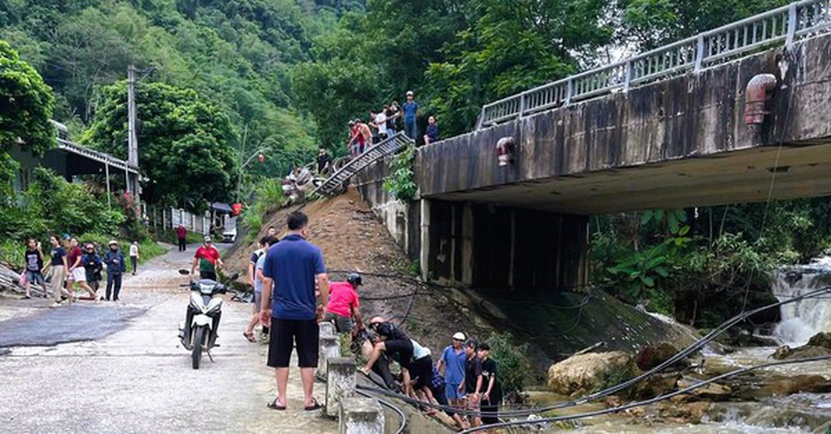 Ô tô chở dầu mất phanh tông vào lan can cầu, tài xế văng xuống suối tử vong