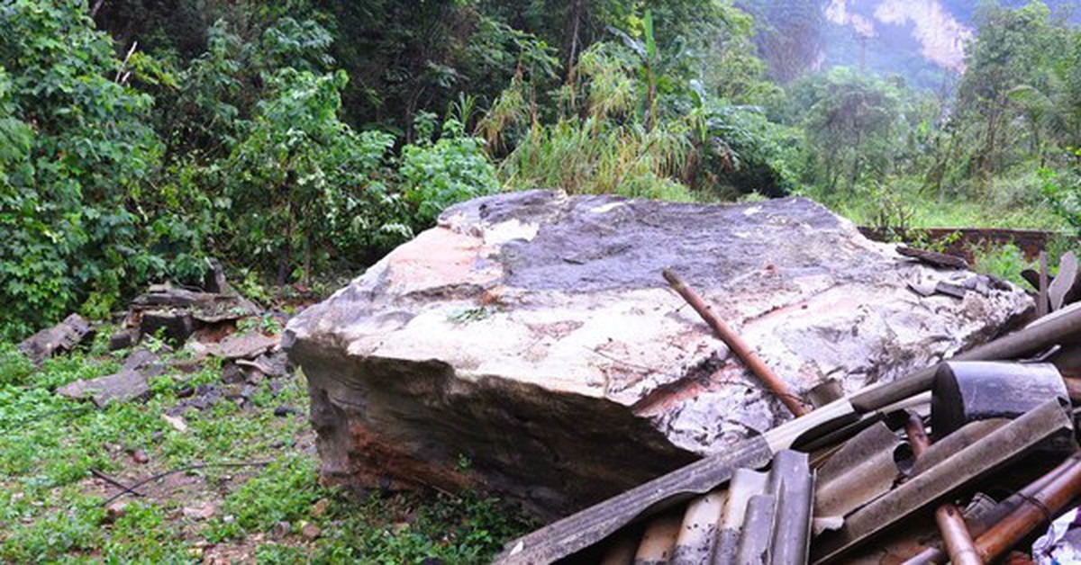 Tảng đá hàng chục tấn sạt lở xuống nhà dân, 3 mẹ con may mắn thoát chết
