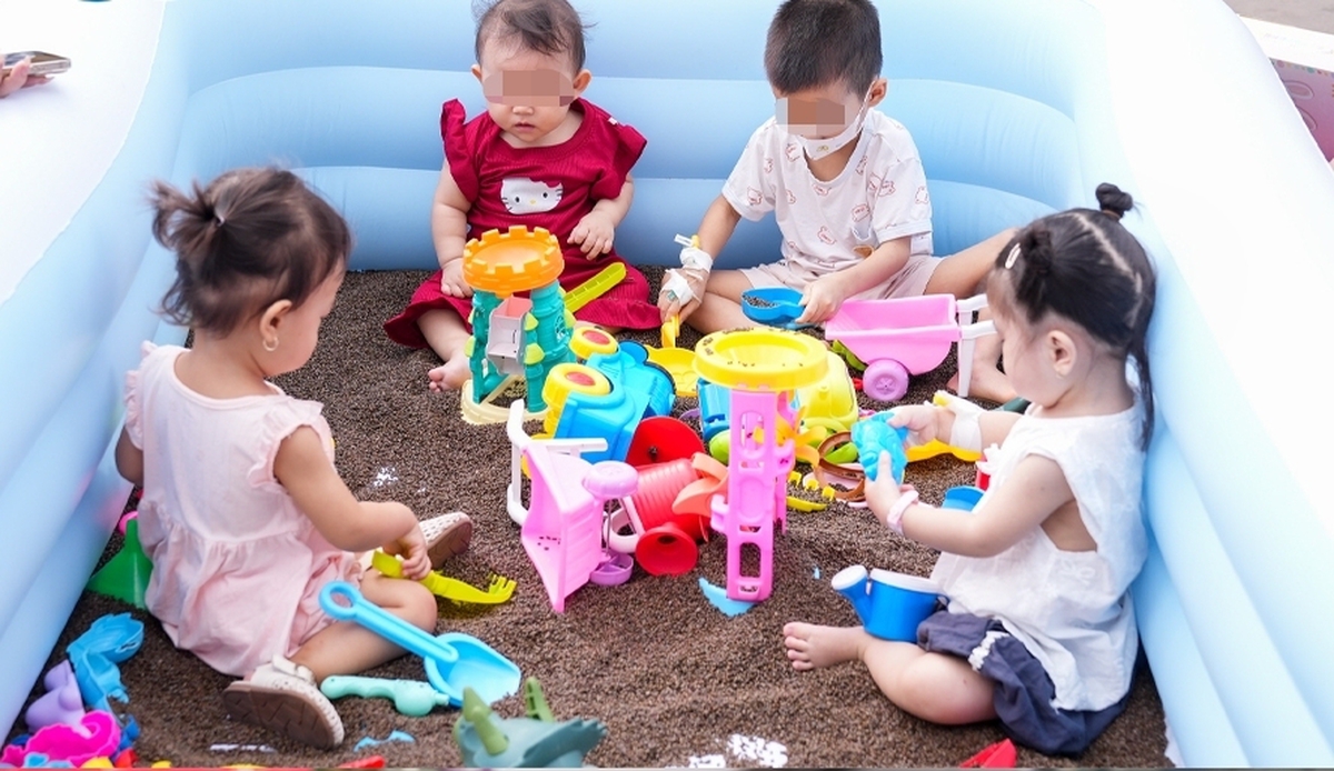 Mái tóc lơ thơ sau hóa trị và nụ cười rạng rỡ ngày 1/6 của cậu bé ung thư máu
