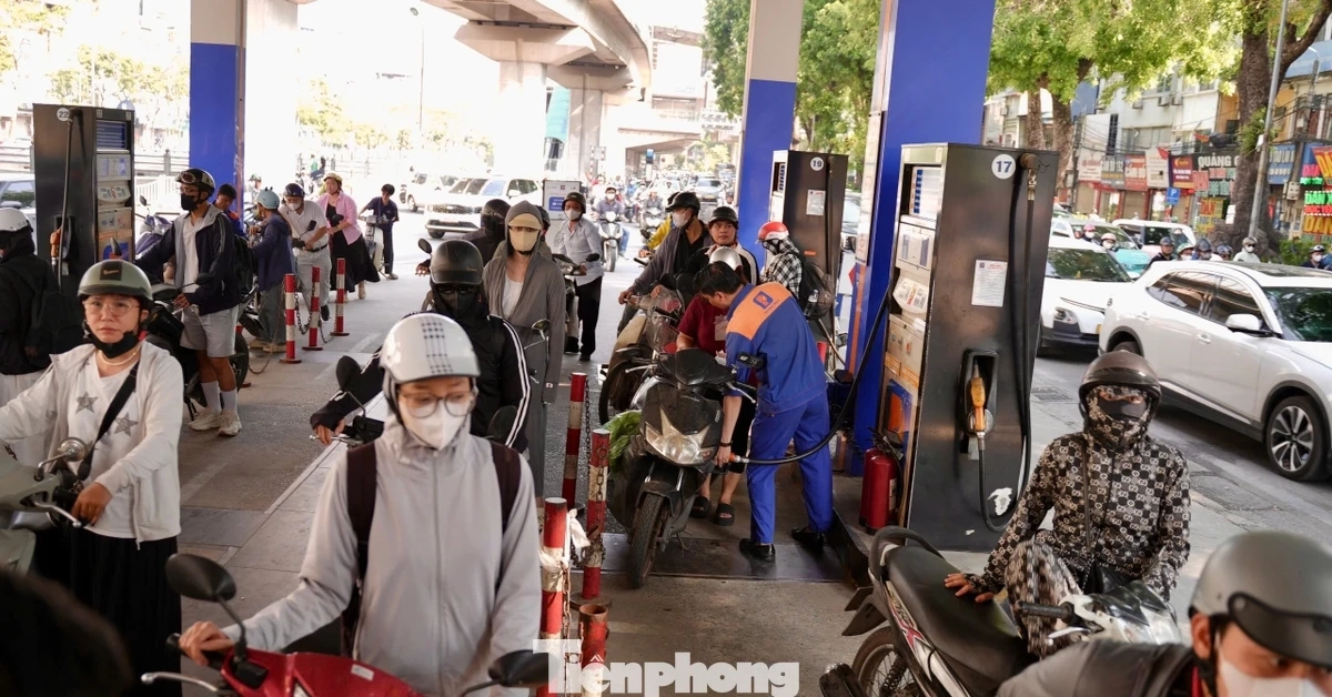 Hà Nội: Dòng người xếp hàng đổ xăng E10