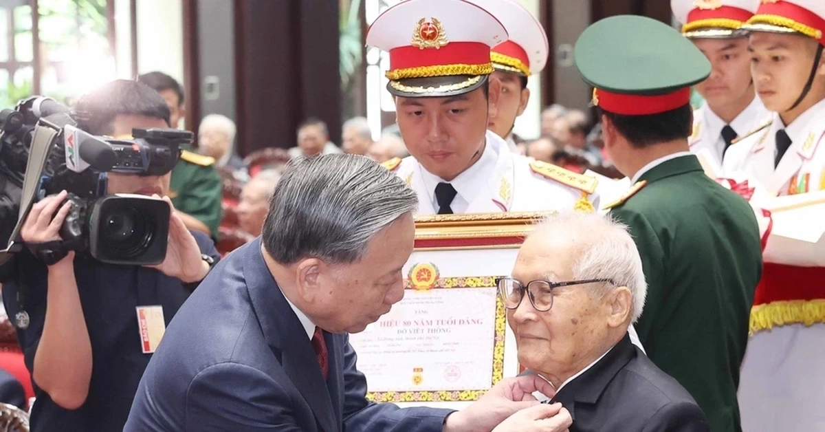 Ban Bí thư bổ sung Huy hiệu 35 năm, 95 năm tuổi Đảng