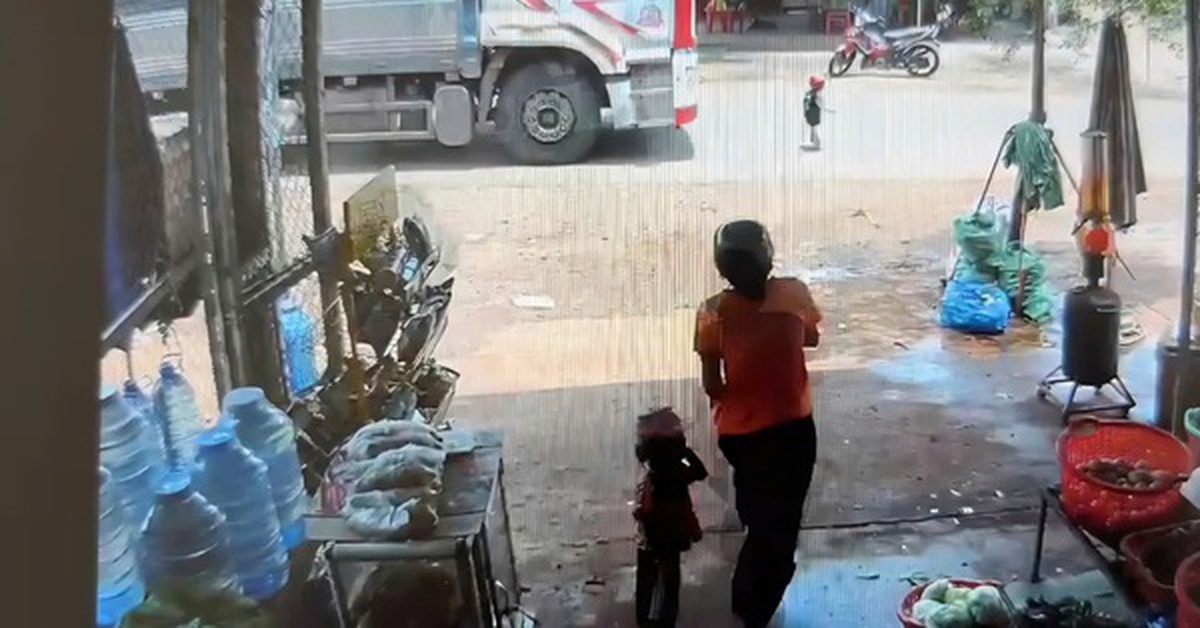 Bé trai 3 tuổi bị xe tải tông tử vong khi chạy qua đường