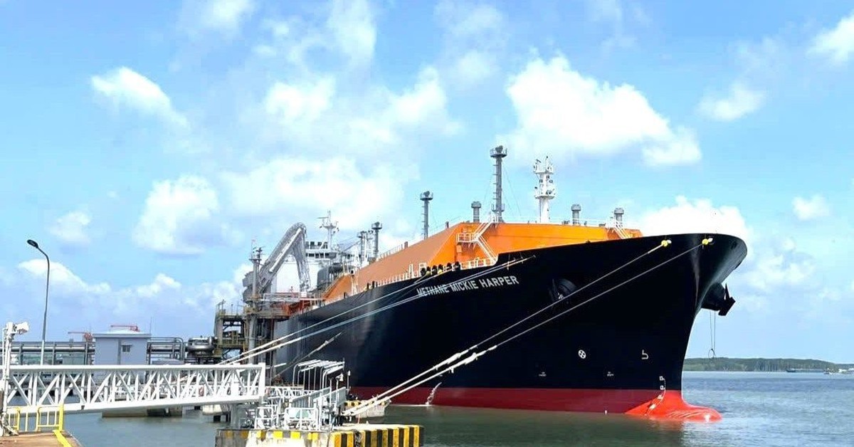 Tàu LNG khổng lồ từ Canada cập cảng Thị Vải, đưa 73.000 tấn nhiên liệu về Việt Nam
