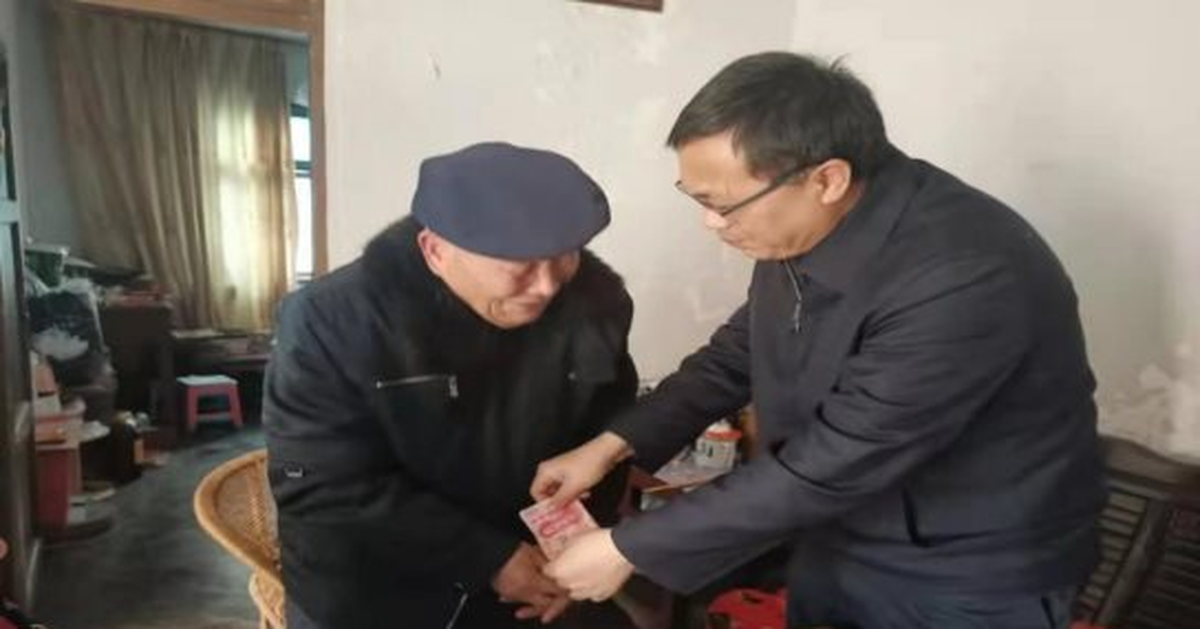 Ông cụ cầm giấy nợ đến ủy ban muốn "nhận lại" hơn 42 tỷ đồng, cán bộ lập tức nhờ công an mở cuộc điều tra, phát hiện sự thật chấn động