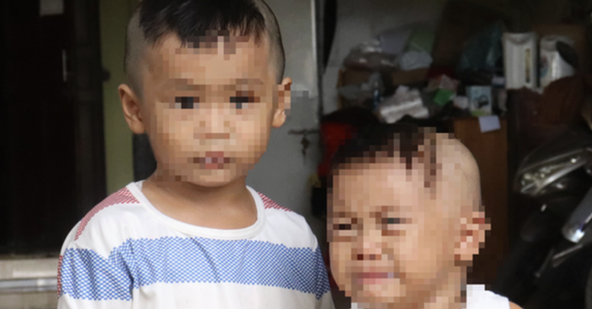 Hai trẻ nhỏ ướt đẫm trong mưa vì bị bỏ rơi trước cổng chùa