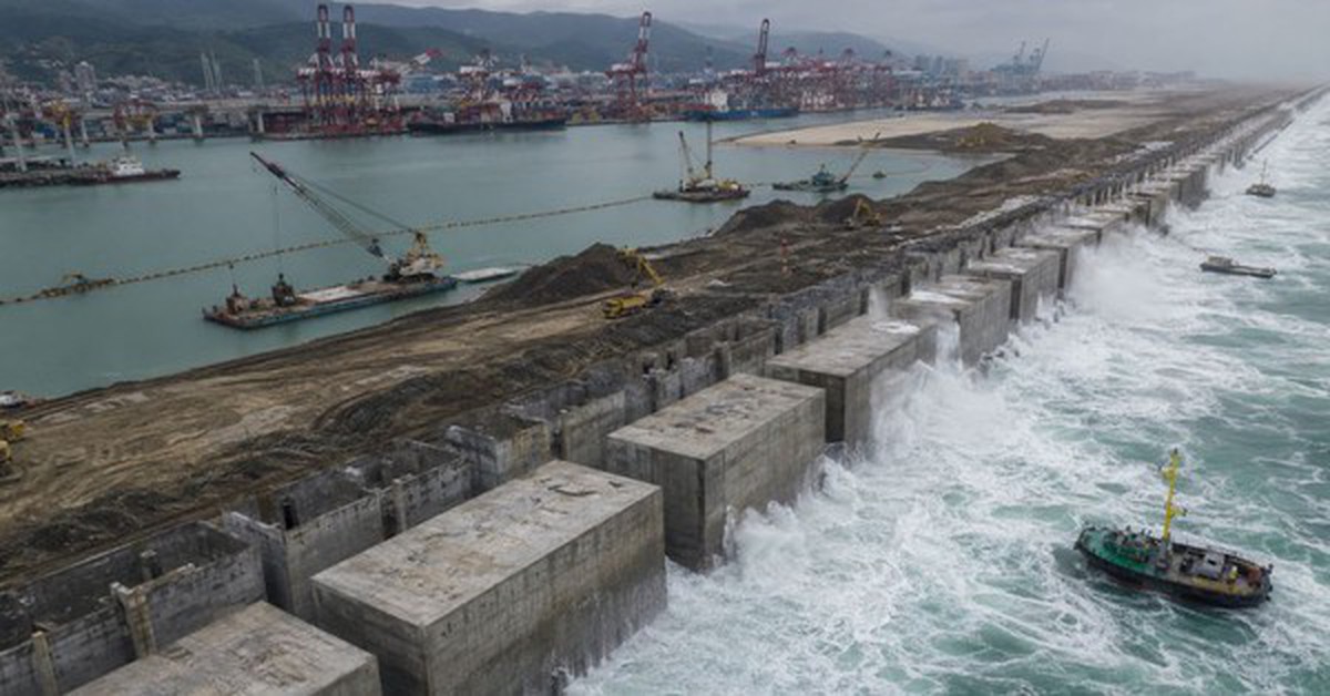 Phát hiện 117 khối bê tông nặng tới 8.600 tấn đang được đánh chìm xuống đáy biển, một "vùng đất" rộng 167 ha dần được tạo ra