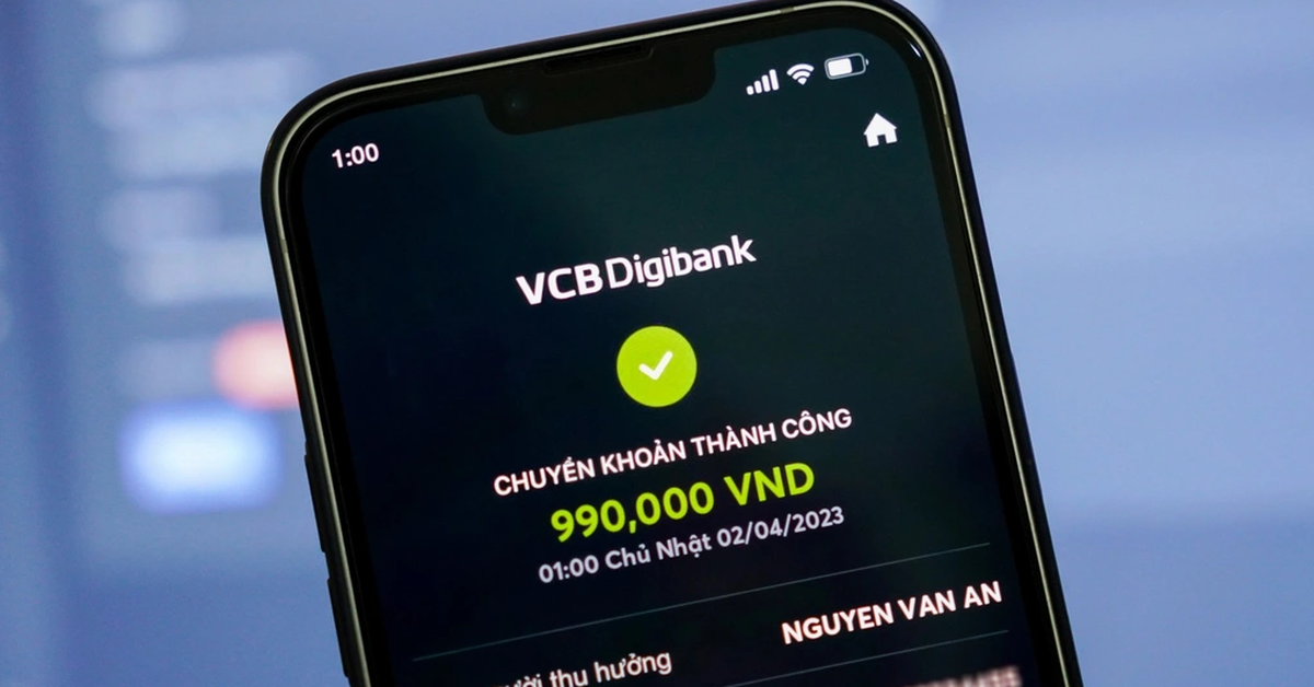 Nhận đơn hàng vận chuyển tiền công 5 triệu đồng, người đàn ông chuẩn bị chuyển 136,8 triệu đồng thì "quay xe" đi công an trình báo