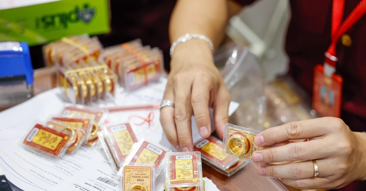 Giá vàng lao dốc mạnh