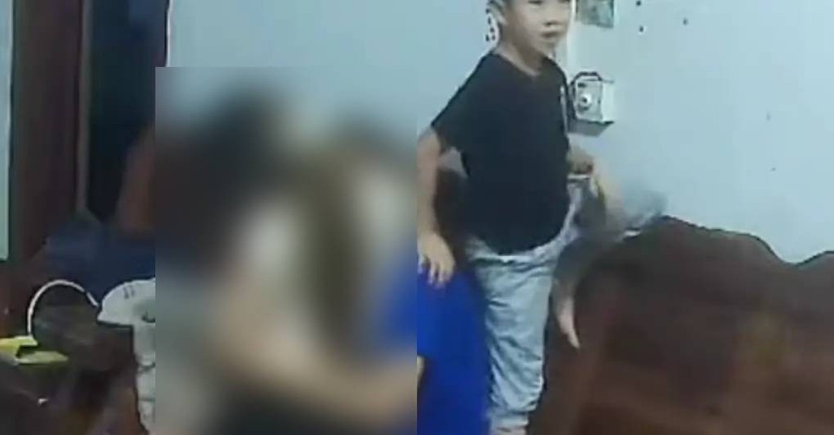 Bức ảnh tưởng cảm động hoá... cảm lạnh: Sao lại làm điều này trước mặt con trẻ?