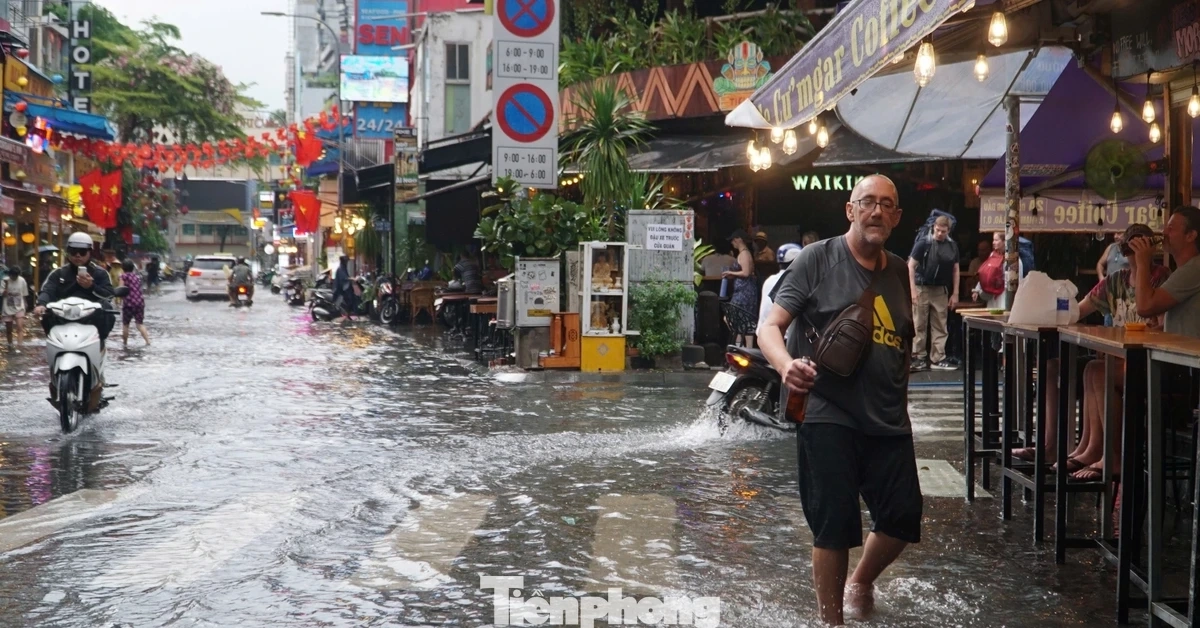 Người dân, du khách bì bõm lội nước trên "phố Tây" Bùi Viện