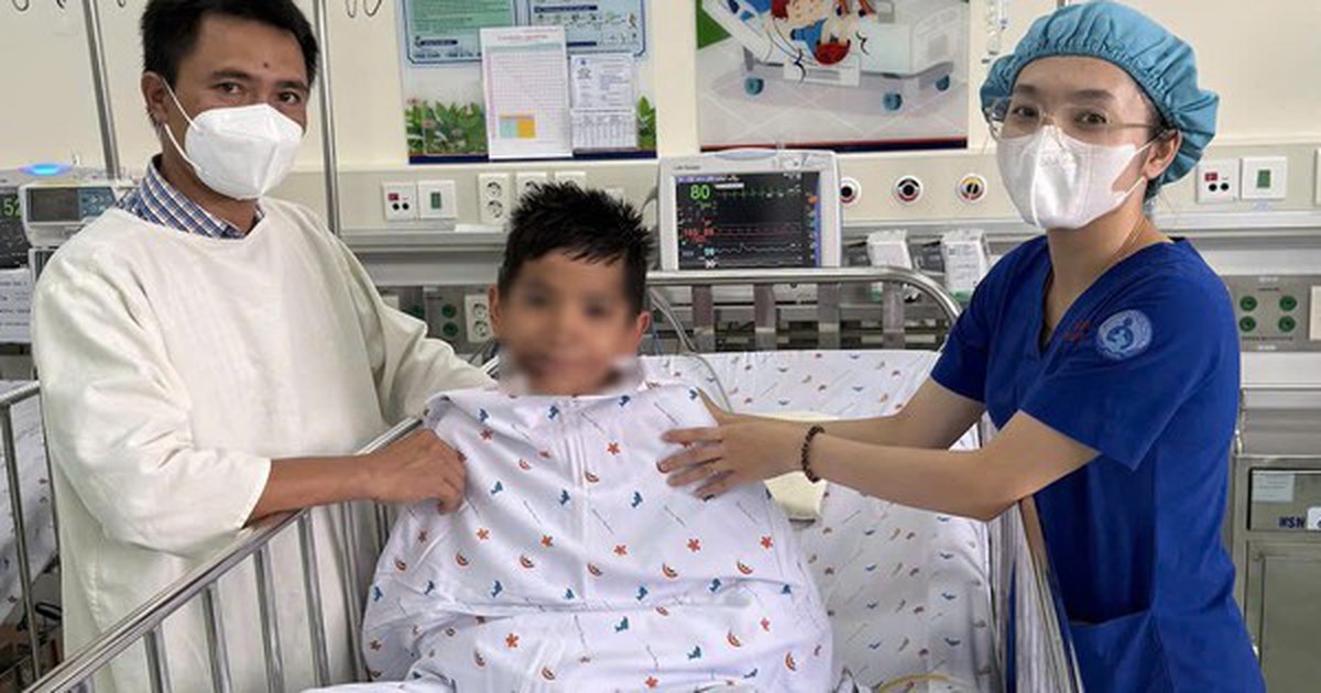 Hơn 10 giờ giành giật sự sống cứu bé trai bị ô tô cán qua người