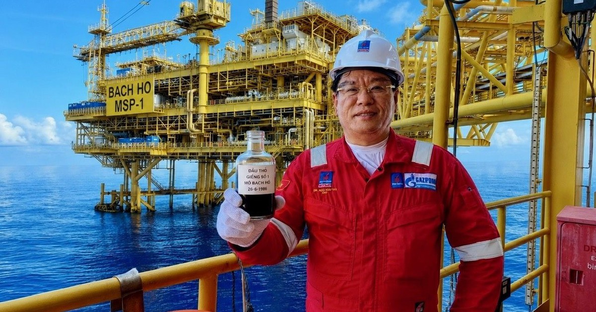 Tiếng “lóc cóc” trong đường ống và dòng dung dịch đen đen, sóng sánh chảy ra, một tiếng nổ vang lên: Việt Nam đón khoảnh khắc lịch sử