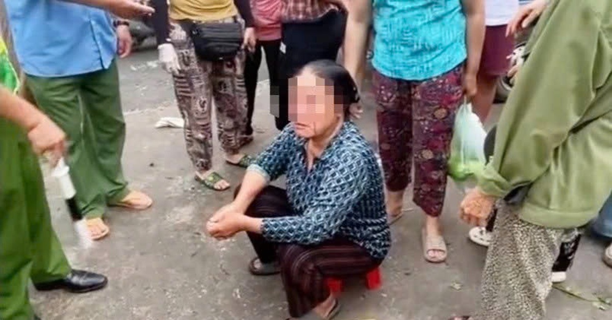 Mâu thuẫn chỗ bán hàng, người phụ nữ bán rau bị xịt nước áp lực cao vào mặt
