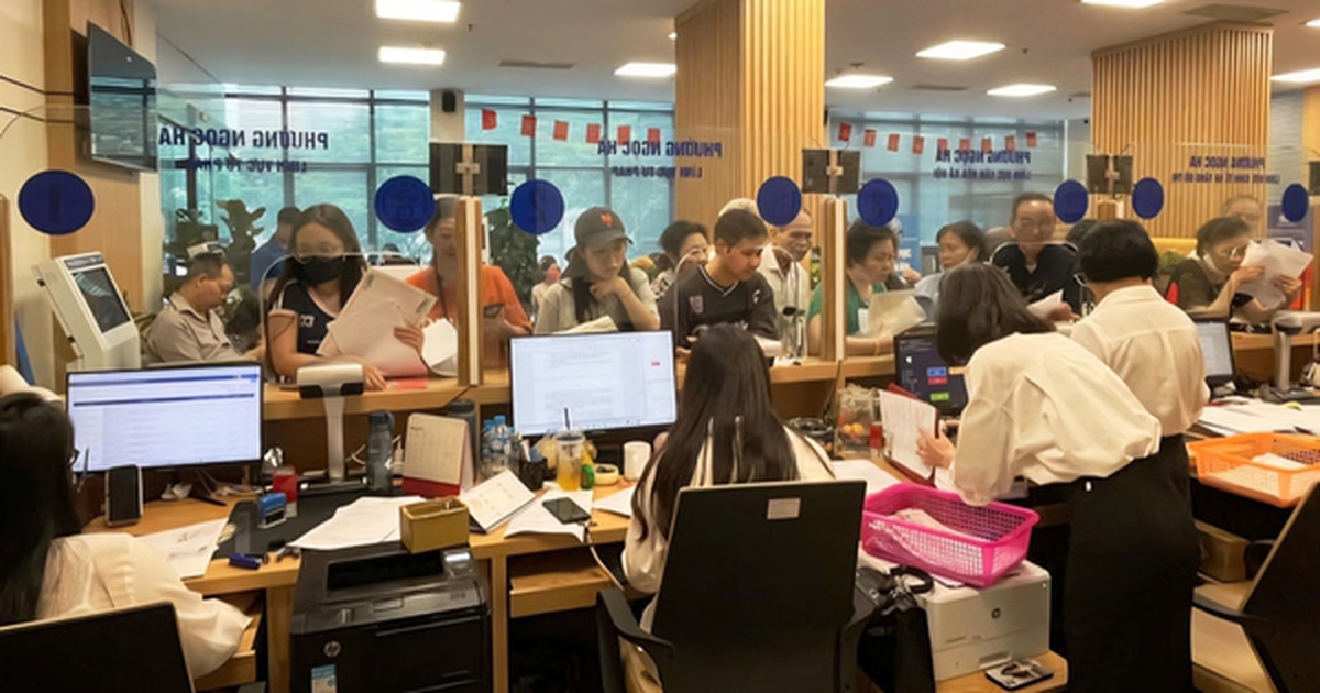 Nữ cán bộ "nhất quyết" yêu cầu cụ bà 97 tuổi đến phường làm thủ tục