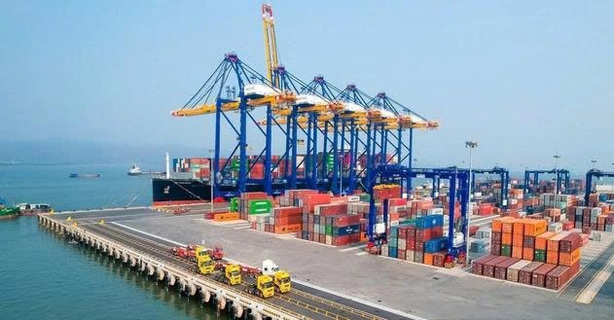 Việt Nam vừa đón một con tàu siêu trọng dài 399m, lớn nhất thế giới