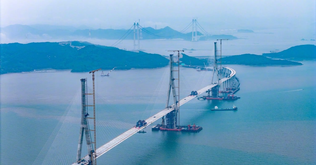 Phát hiện Trung Quốc cắm 3 khối trụ bê tông cốt thép cực khủng, cao bằng tòa nhà 80 tầng giữa biển, sắp hoàn thành siêu công trình xác lập kỷ lục thế giới