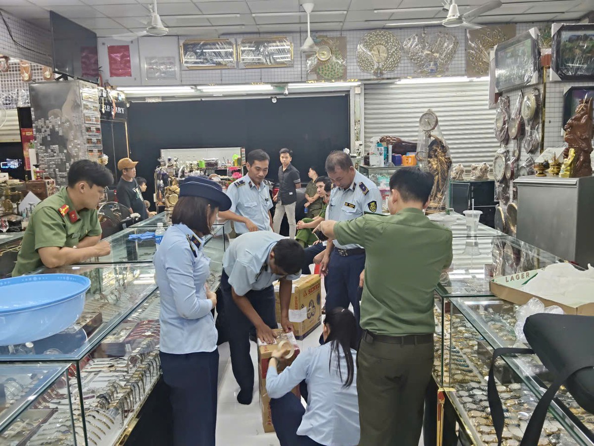 Công an đồng loạt kiểm tra đột xuất 8 cơ sở kinh doanh