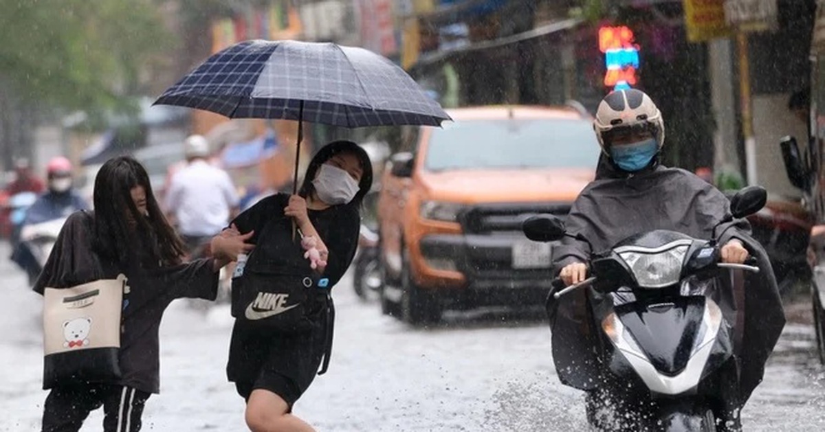 Thời tiết miền Bắc thay đổi đột ngột từ chiều tối nay: Mưa to, dông lốc xuất hiện sau đợt nắng nóng kéo dài